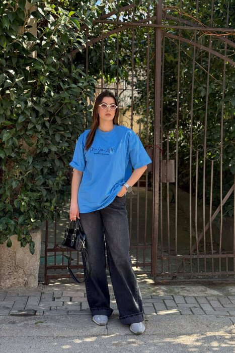 T-SHIRT ME SHKRIME NE PJESEN PARA DHE IMAZH PAS PER FEMRA NE NGJYRE BLU+ 6 PALE ÇORAPE DHURATE - 4