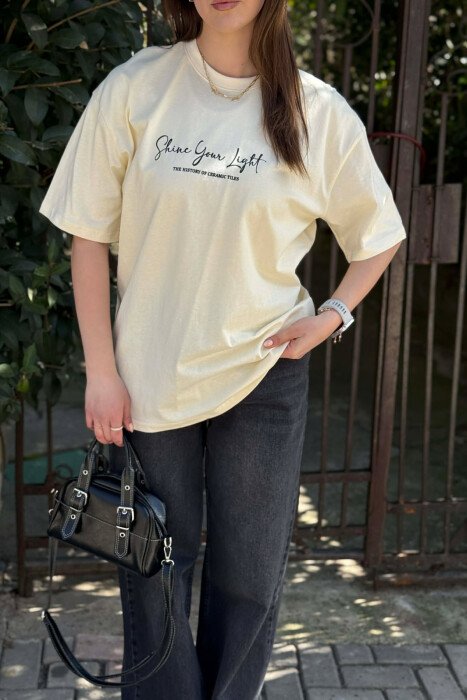 T-SHIRT ME SHKRIME NE PJESEN PARA DHE IMAZH PAS PER FEMRA NE NGJYRE KREM + 6 PALE ÇORAPE DHURATE - 5