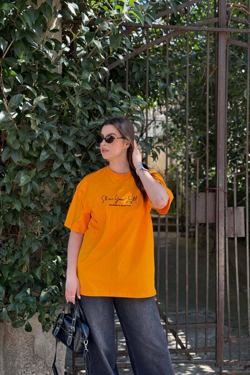 T-SHIRT ME SHKRIME NE PJESEN PARA DHE IMAZH PAS PER FEMRA NE NGJYRE MUSTARDE + 6 PALE ÇORAPE DHURATE - 1