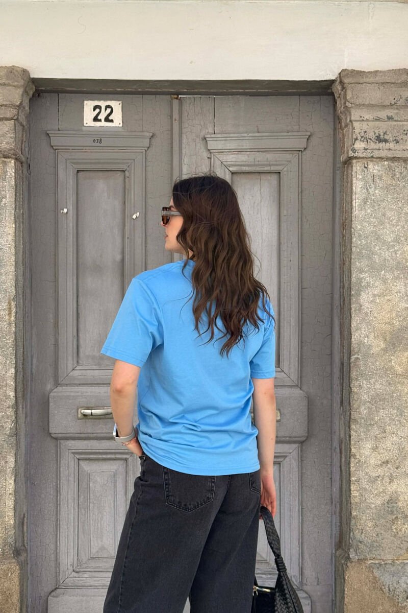 T-SHIRT ME SHKRIME PER FEMRA NE NGJYRE BLU TE ZBARDHUR + 6 PALE ÇORAPE DHURATE - 4