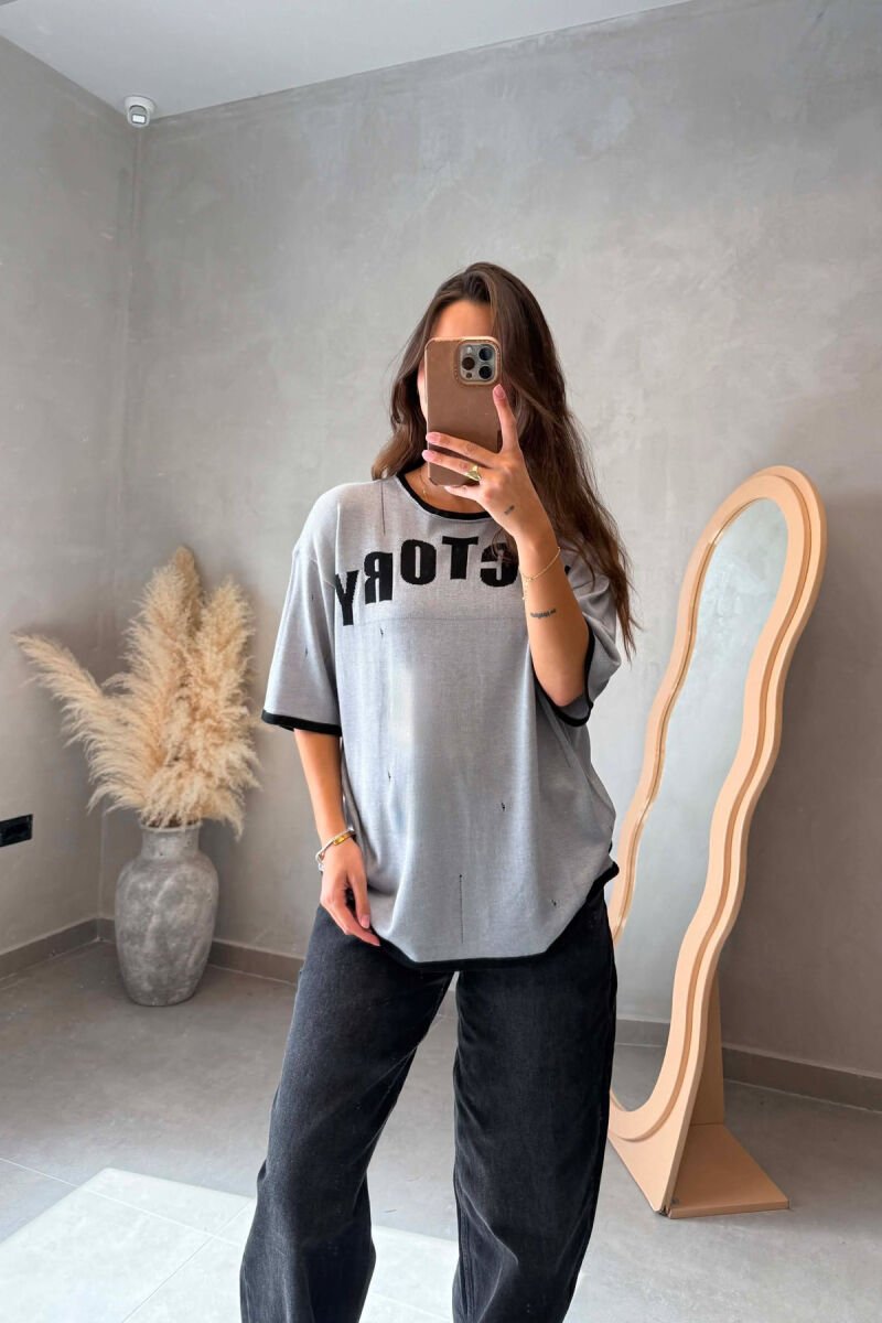 T-SHIRT ME SHKRIME NE PJESEN PARA PER FEMRA NE NGJYRE GRI - 1