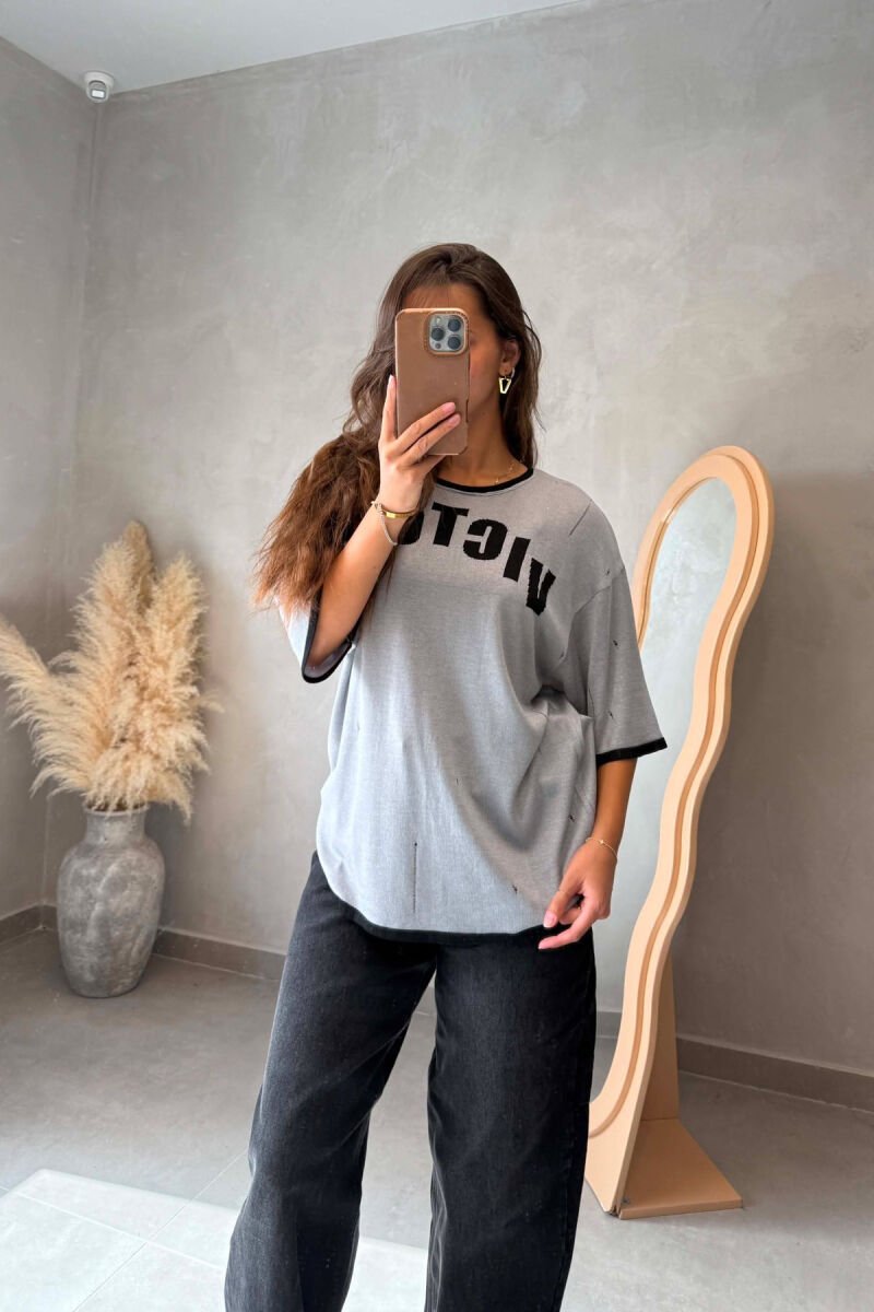 T-SHIRT ME SHKRIME NE PJESEN PARA PER FEMRA NE NGJYRE GRI - 2