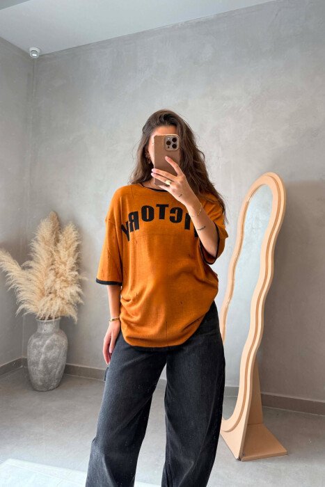 T-SHIRT ME SHKRIME NE PJESEN PARA PER FEMRA NE NGJYRE KAFE TE ZBARDHUR - 4