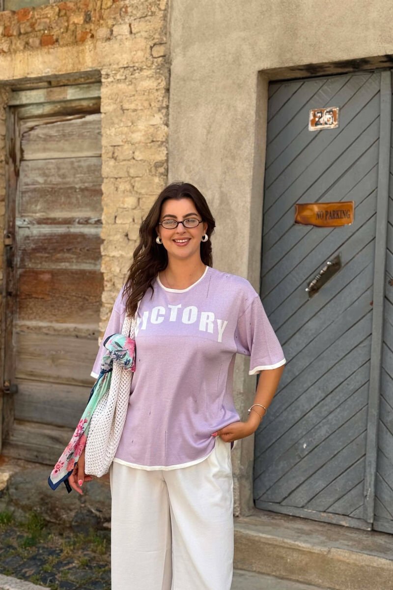 T-SHIRT ME SHKRIME NE PJESEN PARA PER FEMRA NE NGJYRE LEJLA - 1