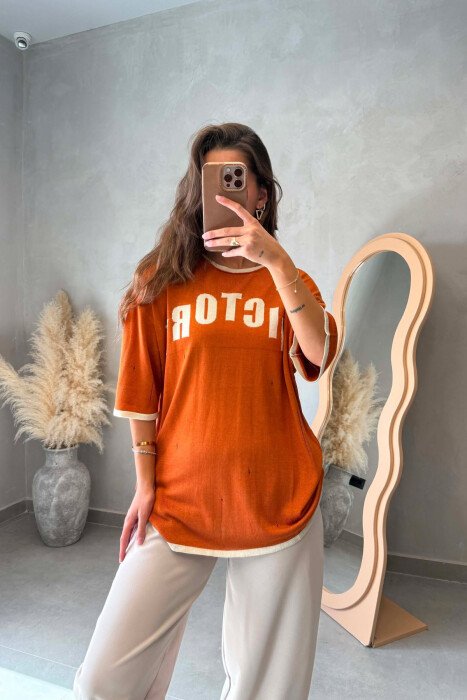 T-SHIRT ME SHKRIME NE PJESEN PARA PER FEMRA NE NGJYRE PORTOKALLI - 1