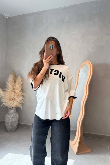 T-SHIRT ME SHKRIME NE PJESEN PARA PER FEMRA NE NGJYRE TE BARDHE - 2
