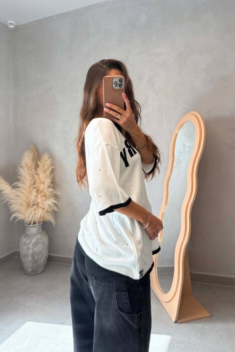 T-SHIRT ME SHKRIME NE PJESEN PARA PER FEMRA NE NGJYRE TE BARDHE - 3