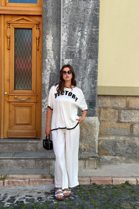 T-SHIRT ME SHKRIME NE PJESEN PARA PER FEMRA NE NGJYRE TE BARDHE - 2