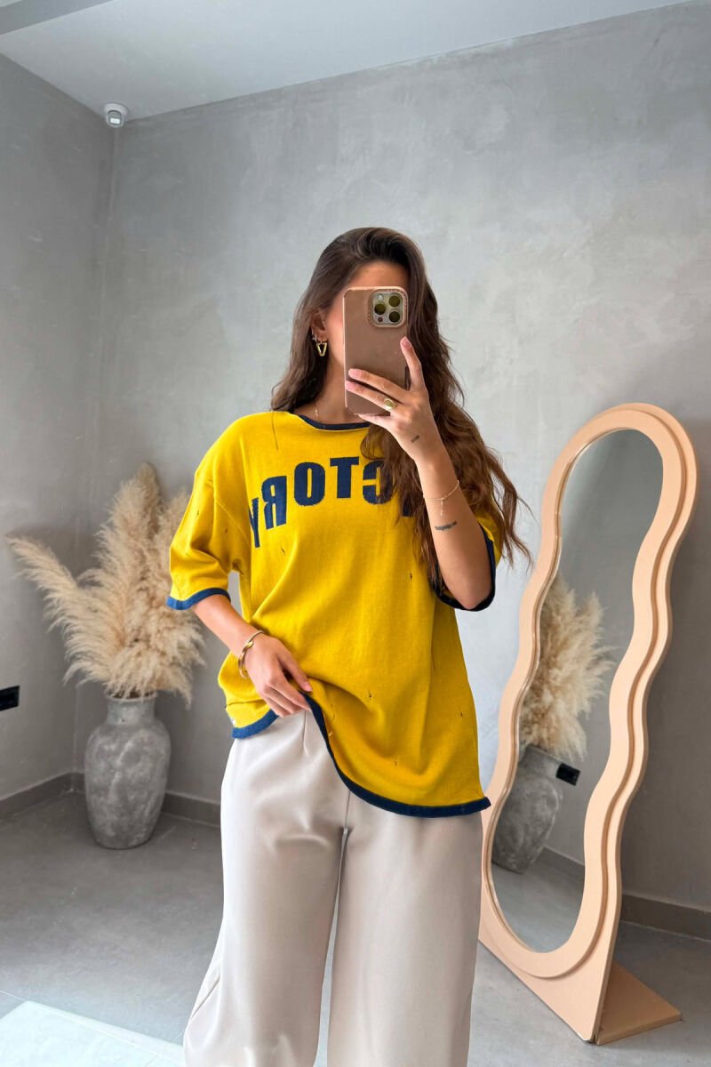 T-SHIRT ME SHKRIME NE PJESEN PARA PER FEMRA NE NGJYRE TE VERDHE - 1