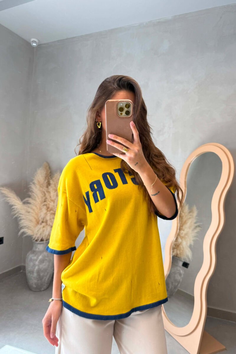 T-SHIRT ME SHKRIME NE PJESEN PARA PER FEMRA NE NGJYRE TE VERDHE - 2