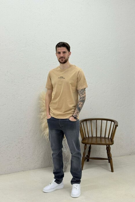 T-SHIRT ME SHKRIME NE PJESEN PARA PER MESHKUJ NE NGJYRE KAFE TE ZBARDHUR - 2