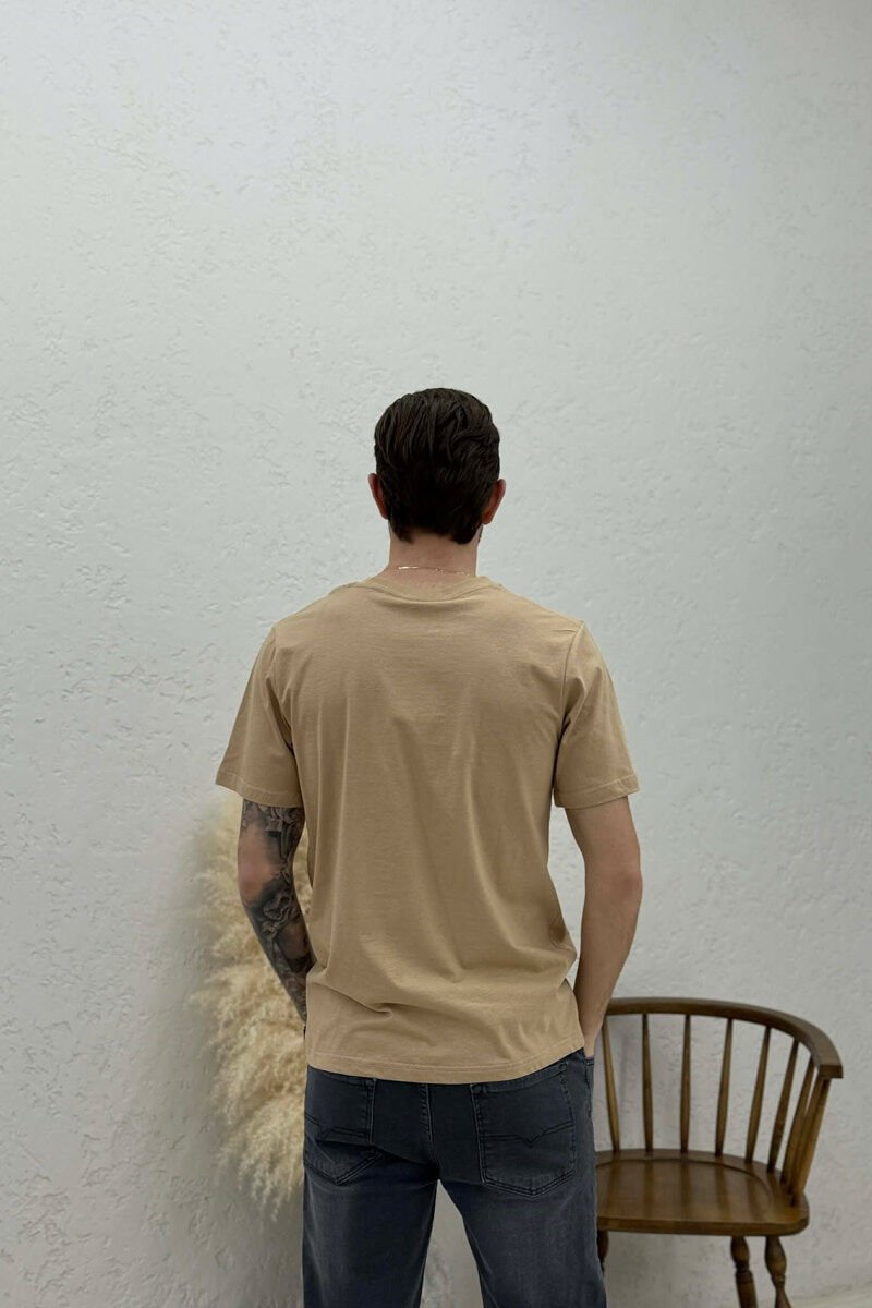 T-SHIRT ME SHKRIME NE PJESEN PARA PER MESHKUJ NE NGJYRE KAFE TE ZBARDHUR - 4