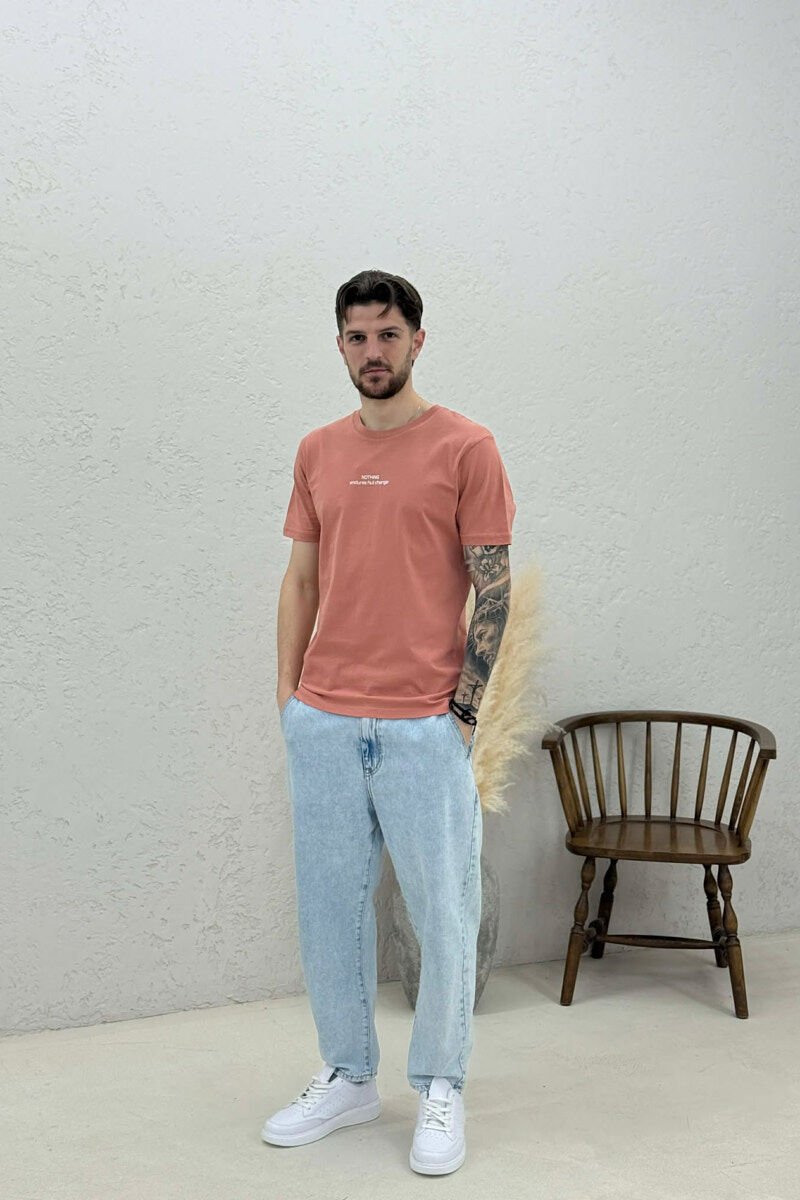 T-SHIRT ME SHKRIME NE PJESEN PARA PER MESHKUJ NE NGJYRE PUDER - 2