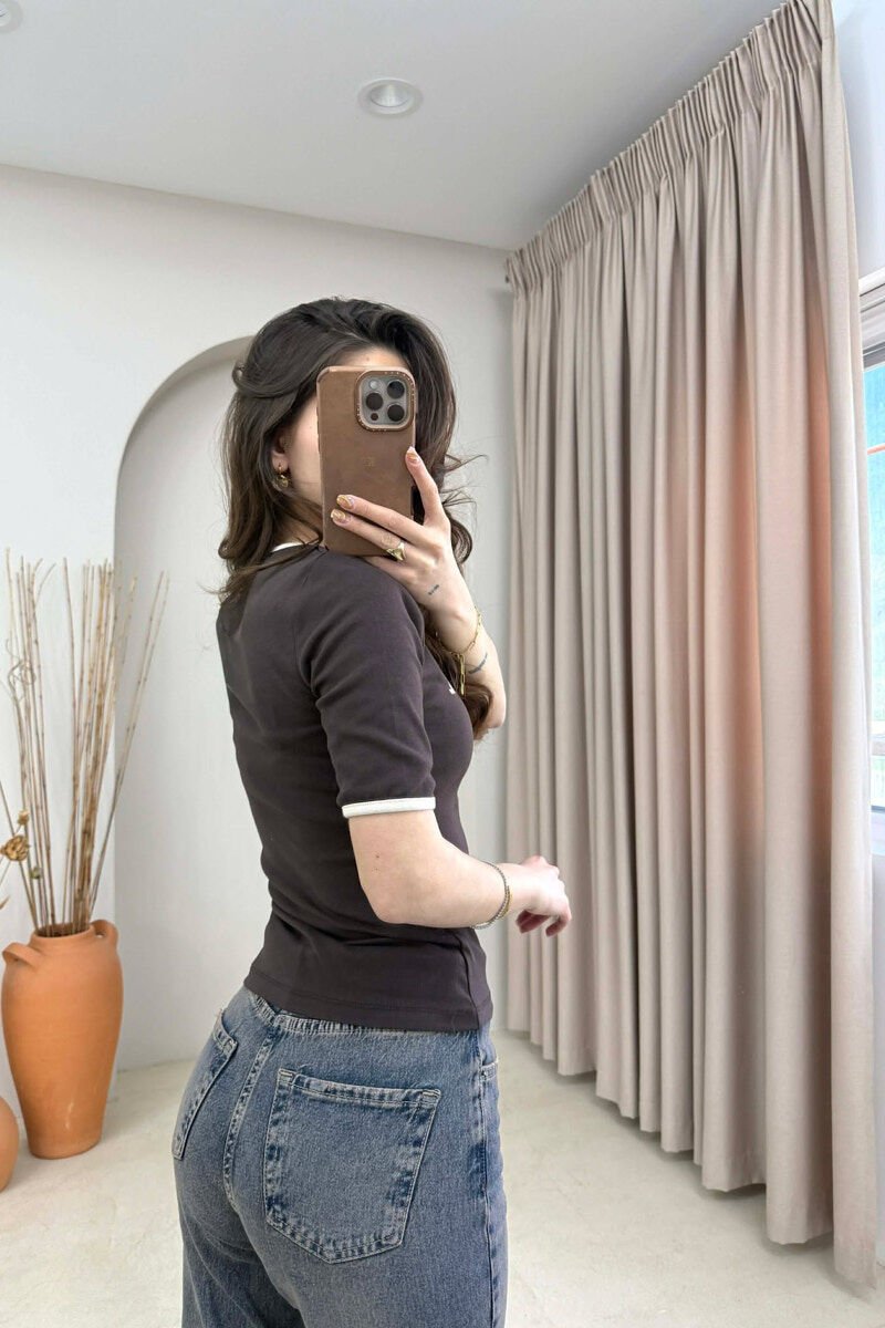 T-SHIRT ME SHKRIME PER FEMRA NE NGJYRE KAFE - 4
