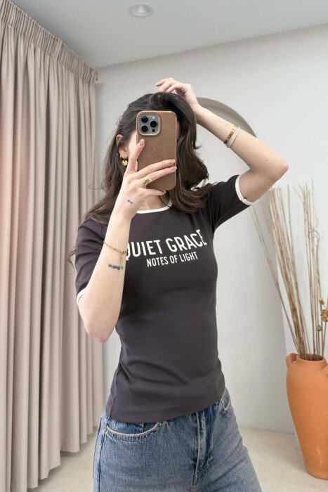 T-SHIRT ME SHKRIME PER FEMRA NE NGJYRE KAFE - 3