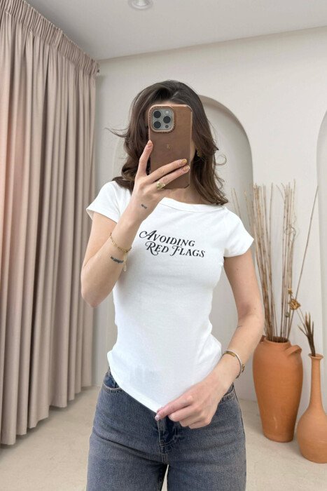 T-SHIRT ME SHKRIME PER FEMRA NE NGJYRE TE BARDHE - 