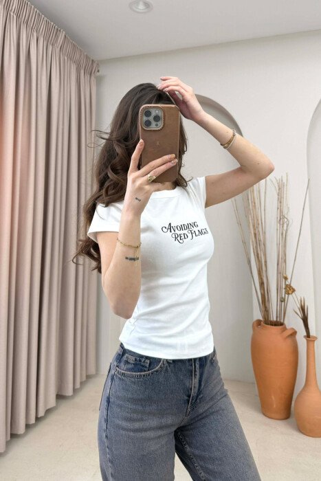 T-SHIRT ME SHKRIME PER FEMRA NE NGJYRE TE BARDHE - 3