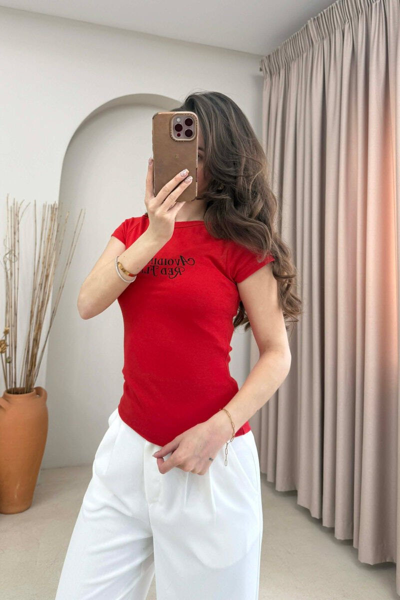 T-SHIRT ME SHKRIME PER FEMRA NE NGJYRE TE KUQE - 2