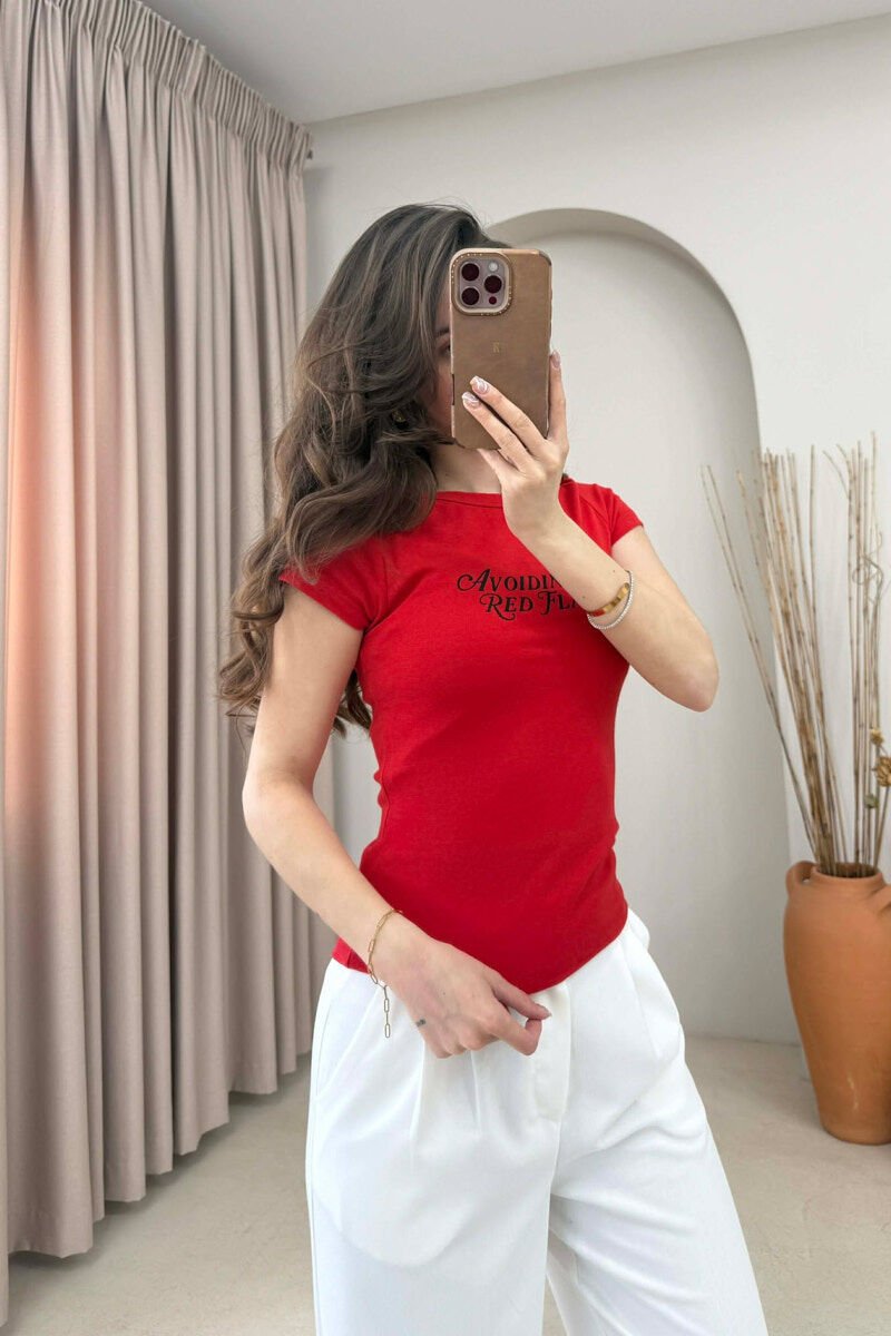 T-SHIRT ME SHKRIME PER FEMRA NE NGJYRE TE KUQE - 1