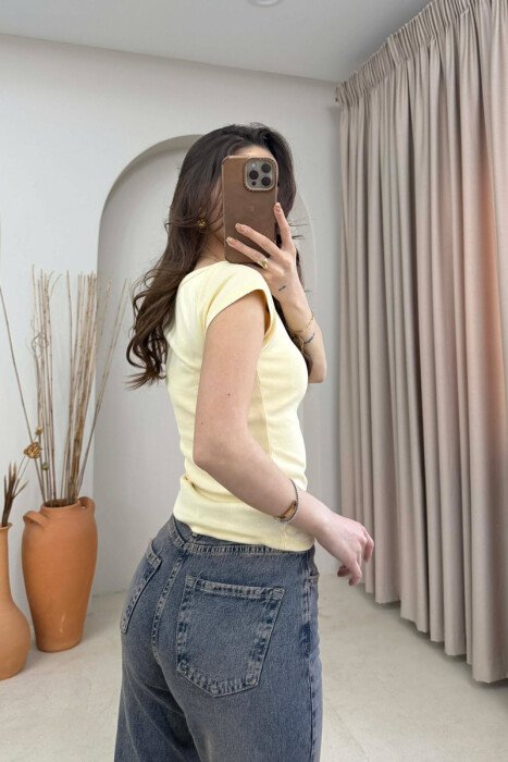 T-SHIRT ME SHKRIME PER FEMRA NE NGJYRE TE VERDHE - 4