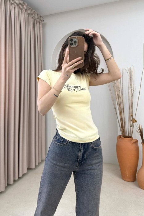 T-SHIRT ME SHKRIME PER FEMRA NE NGJYRE TE VERDHE - 3