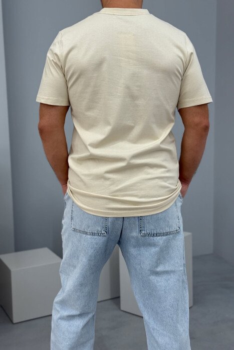 T-SHIRT ME SHKRIME PËR MESHKUJ NË NGJYRËN BEZHË E ZBARDHUR - 3