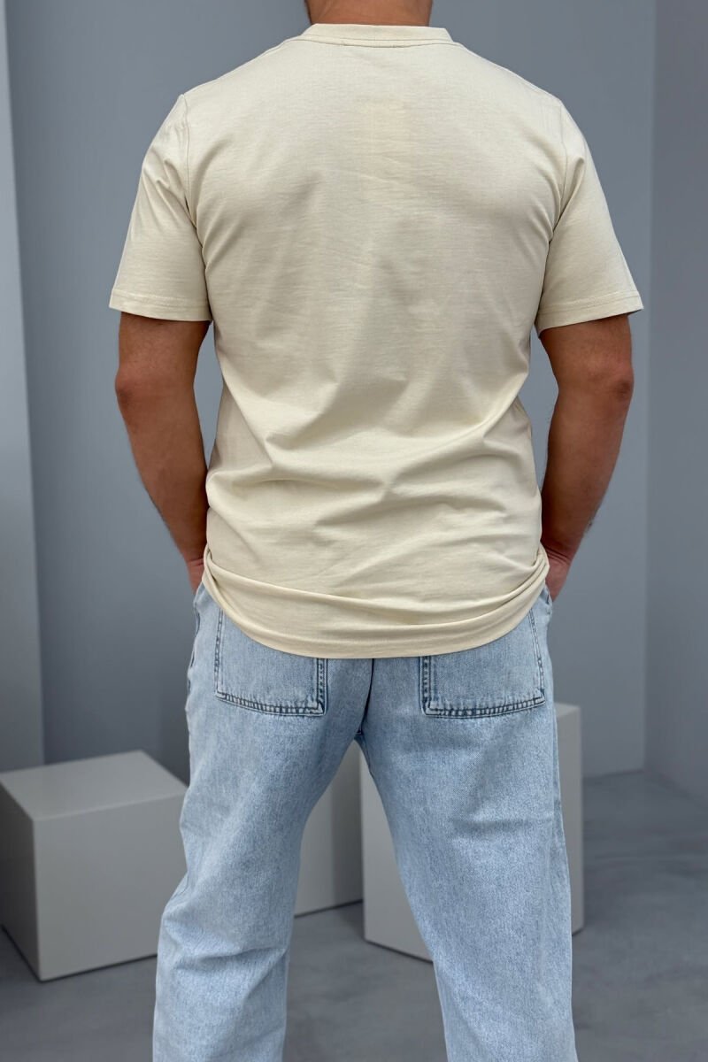 T-SHIRT ME SHKRIME PËR MESHKUJ NË NGJYRËN BEZHË E ZBARDHUR - 3