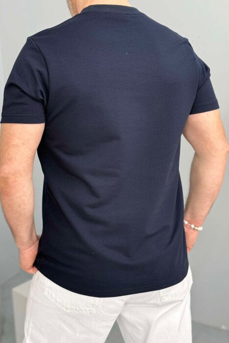 T-SHIRT ME SHKRIME PËR MESHKUJ NË NGJYRËN BLU E ERRËT - 2