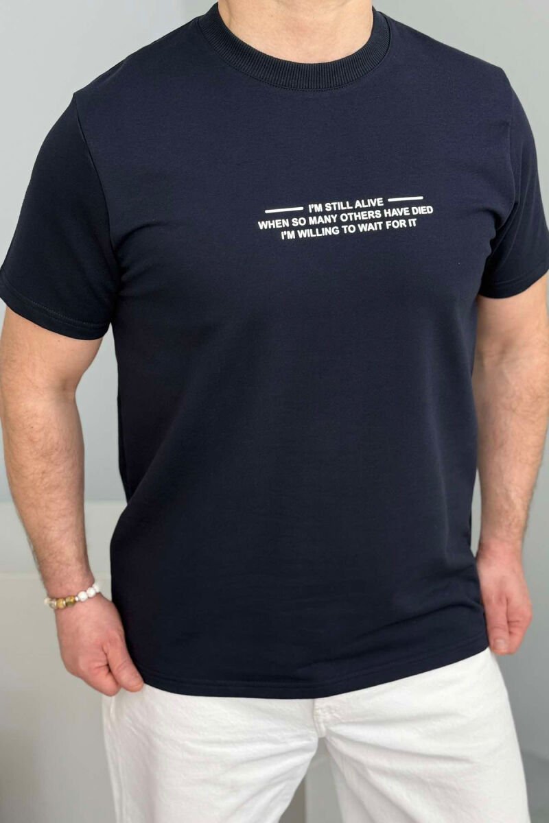T-SHIRT ME SHKRIME PËR MESHKUJ NË NGJYRËN BLU E ERRËT - 3