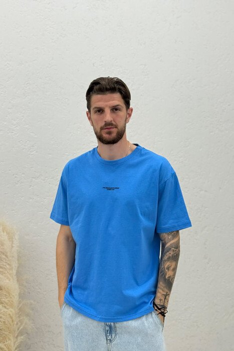 T-SHIRT ME SHKRIME PËR MESHKUJ NË NGJYRËN BLU - 1