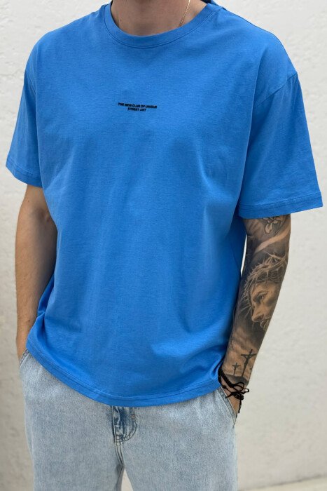 T-SHIRT ME SHKRIME PËR MESHKUJ NË NGJYRËN BLU - 2