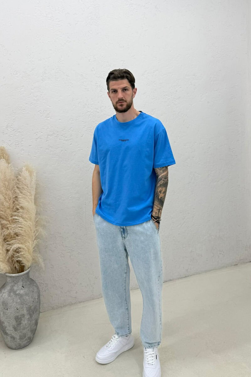 T-SHIRT ME SHKRIME PËR MESHKUJ NË NGJYRËN BLU - 3