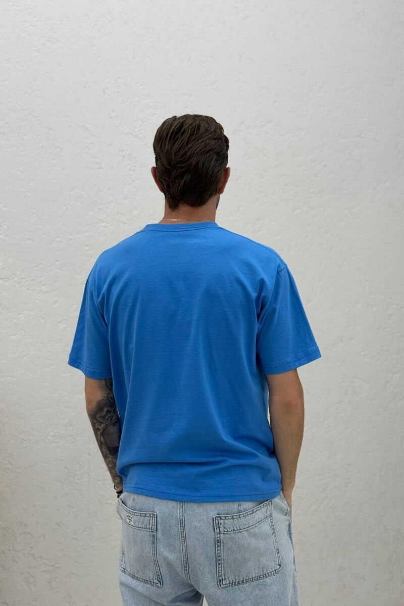 T-SHIRT ME SHKRIME PËR MESHKUJ NË NGJYRËN BLU - 4