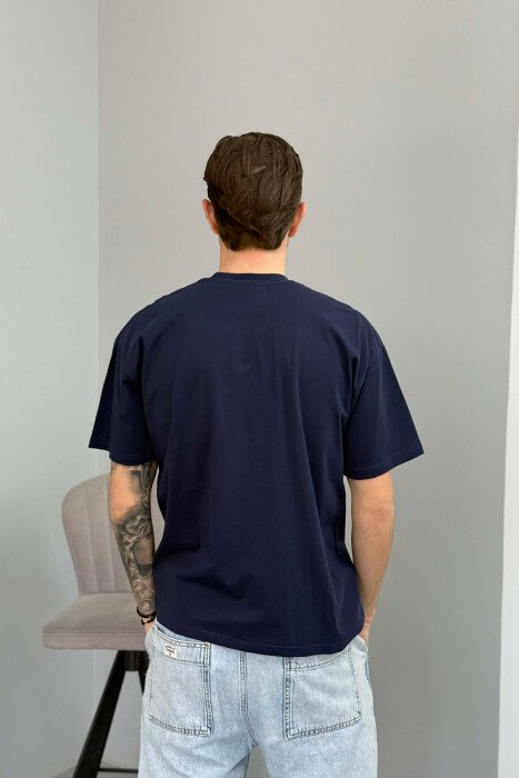 T-SHIRT ME SHKRIME PËR MESHKUJ NË NGJYRË BLU - 4