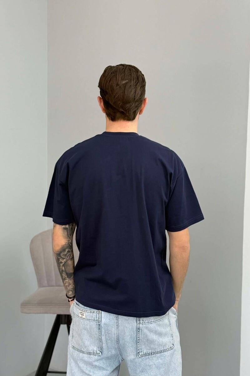 T-SHIRT ME SHKRIME PËR MESHKUJ NË NGJYRË BLU - 4