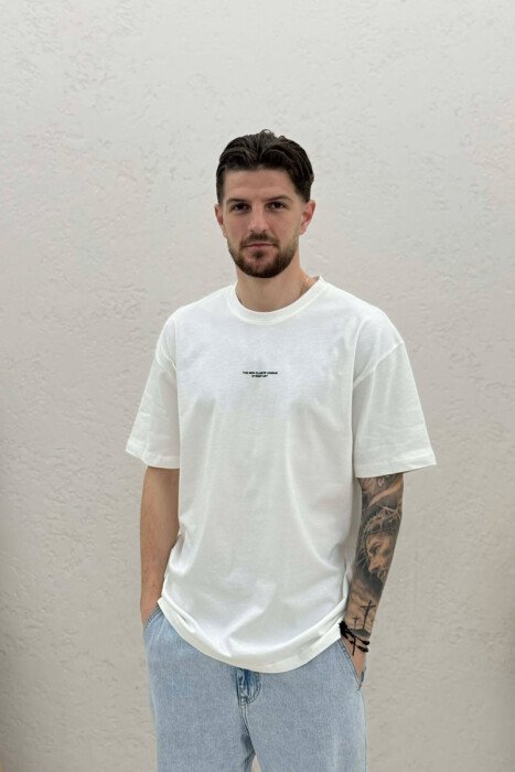 T-SHIRT ME SHKRIME PËR MESHKUJ NË NGJYRËN E BARDHE - KLAUDIO FASHION