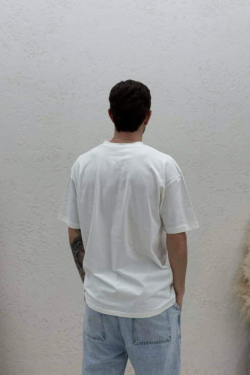 T-SHIRT ME SHKRIME PËR MESHKUJ NË NGJYRËN E BARDHE - 4