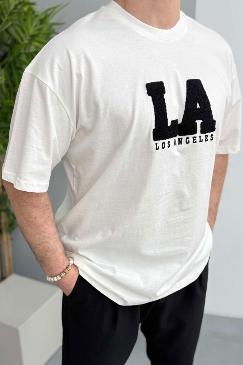 T-SHIRT ME SHKRIME PËR MESHKUJ NË NGJYRËN E BARDHË - 2