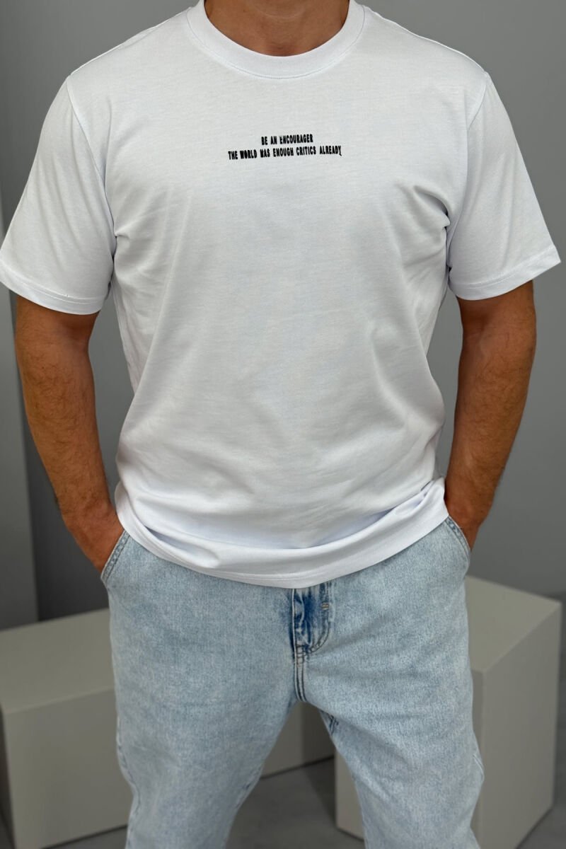 T-SHIRT ME SHKRIME PËR MESHKUJ NË NGJYRËN E BARDHË - 2