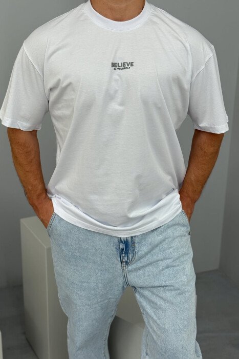 T-SHIRT ME SHKRIME PËR MESHKUJ NË NGJYRËN E BARDHË - 2