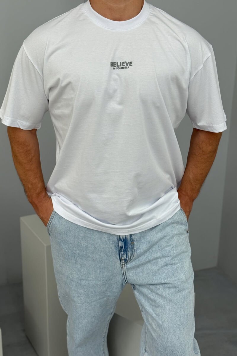 T-SHIRT ME SHKRIME PËR MESHKUJ NË NGJYRËN E BARDHË - 2