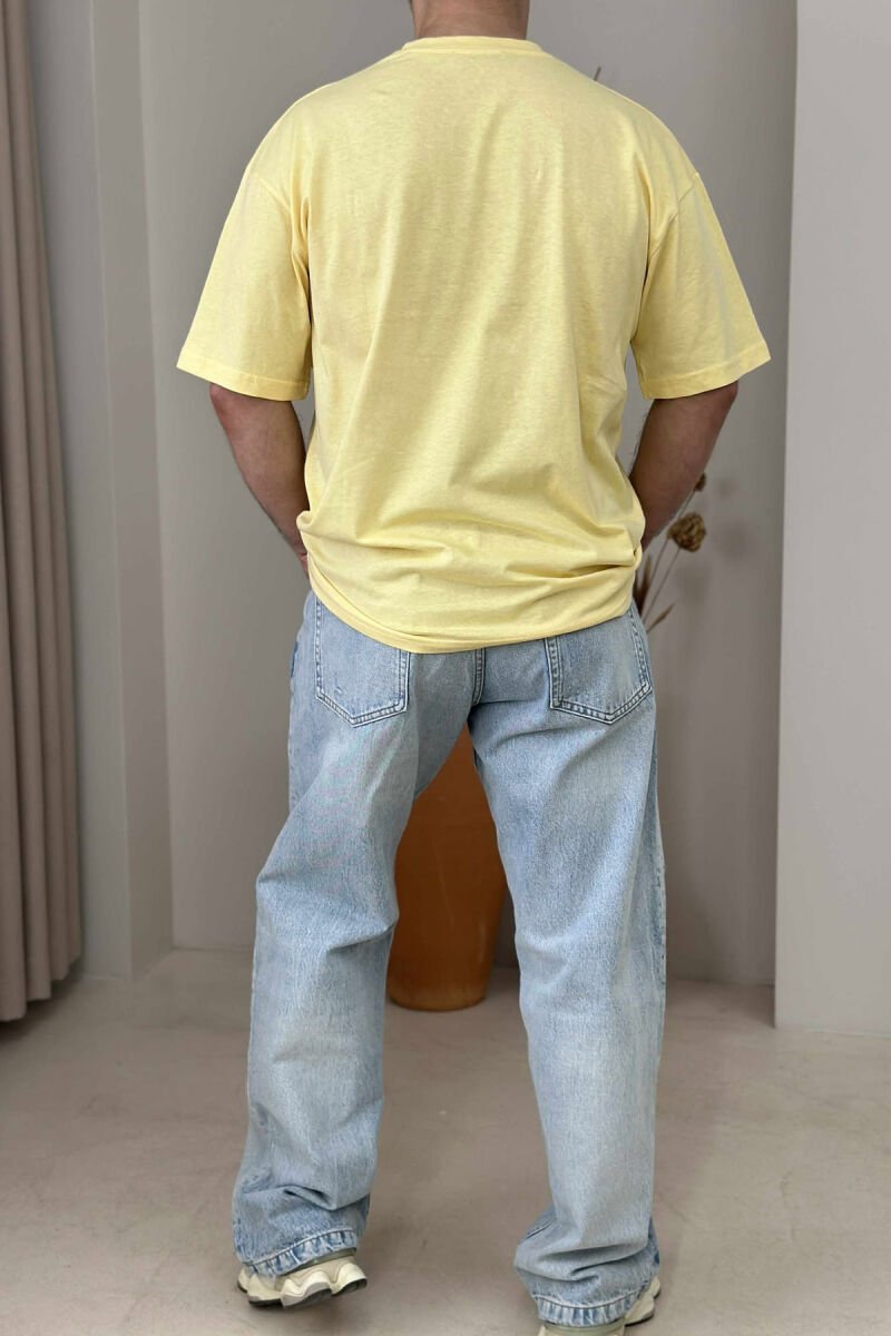 T-SHIRT ME SHKRIME PËR MESHKUJ NË NGJYRËN E VERDHË - 2