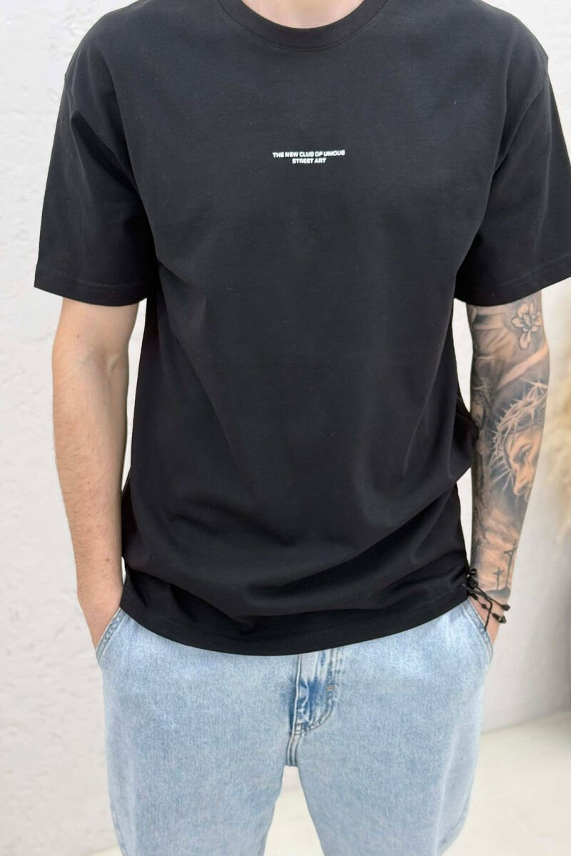 T-SHIRT ME SHKRIME PËR MESHKUJ NË NGJYRËN E ZEZE - 2