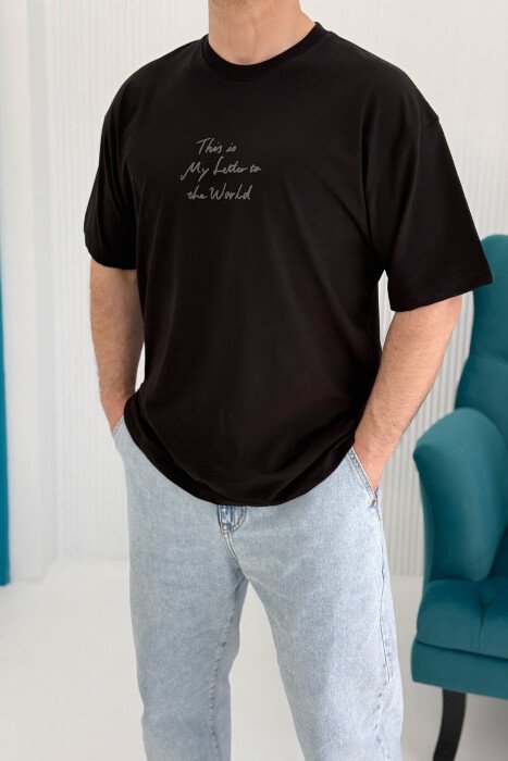 T-SHIRT ME SHKRIME PËR MESHKUJ NË NGJYRËN E ZEZË - 1