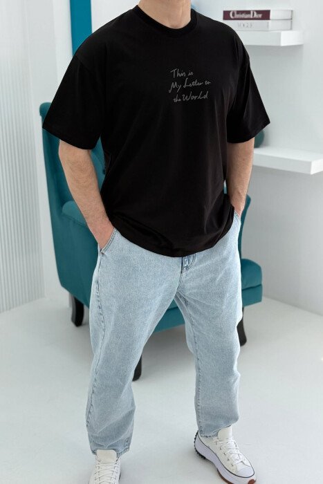 T-SHIRT ME SHKRIME PËR MESHKUJ NË NGJYRËN E ZEZË - 3