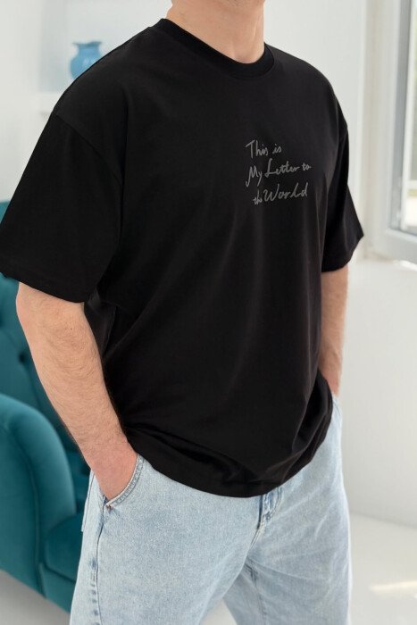 T-SHIRT ME SHKRIME PËR MESHKUJ NË NGJYRËN E ZEZË - 4