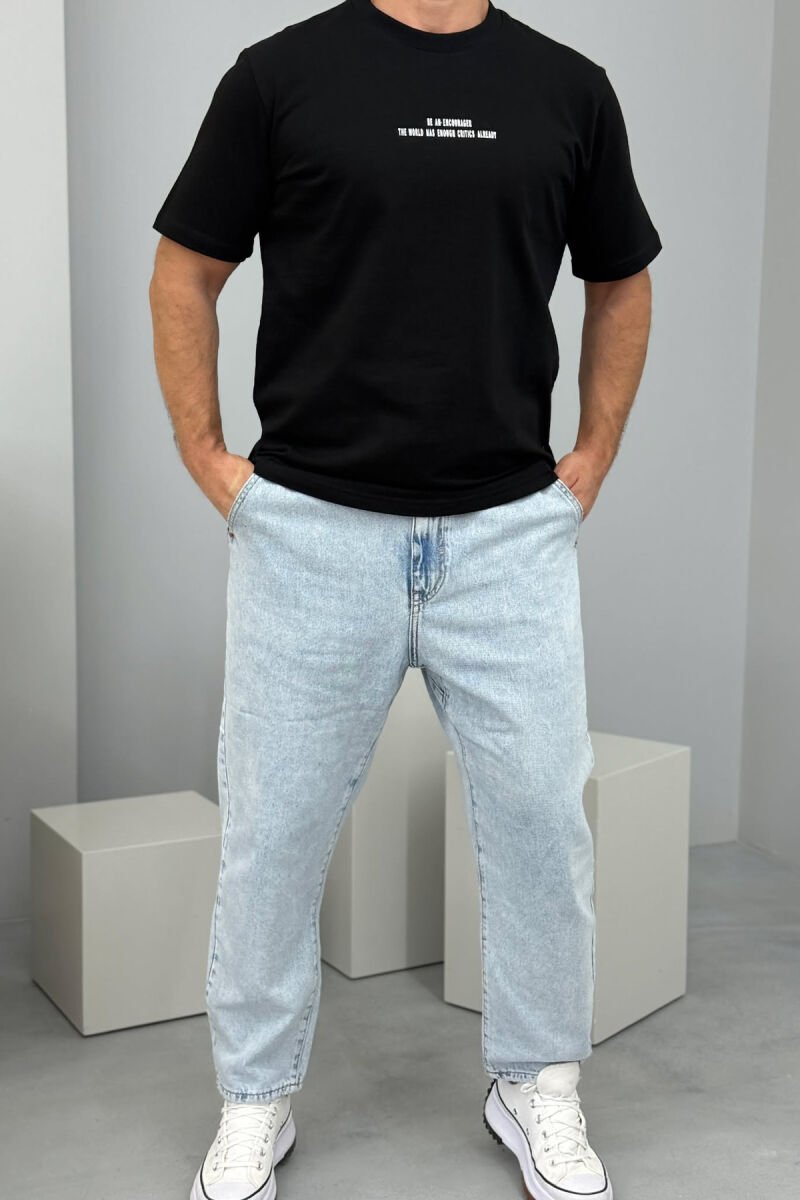 T-SHIRT ME SHKRIME PËR MESHKUJ NË NGJYRËN E ZEZË - 1