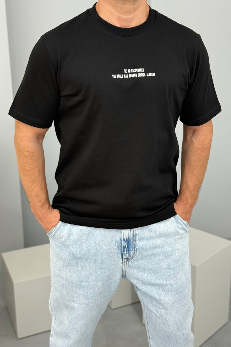T-SHIRT ME SHKRIME PËR MESHKUJ NË NGJYRËN E ZEZË - 2