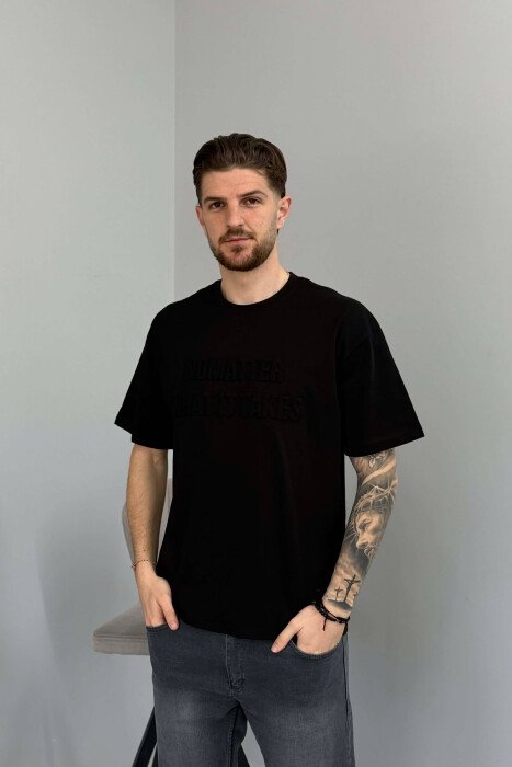 T-SHIRT ME SHKRIME PËR MESHKUJ NË NGJYRË TE ZEZE - 1