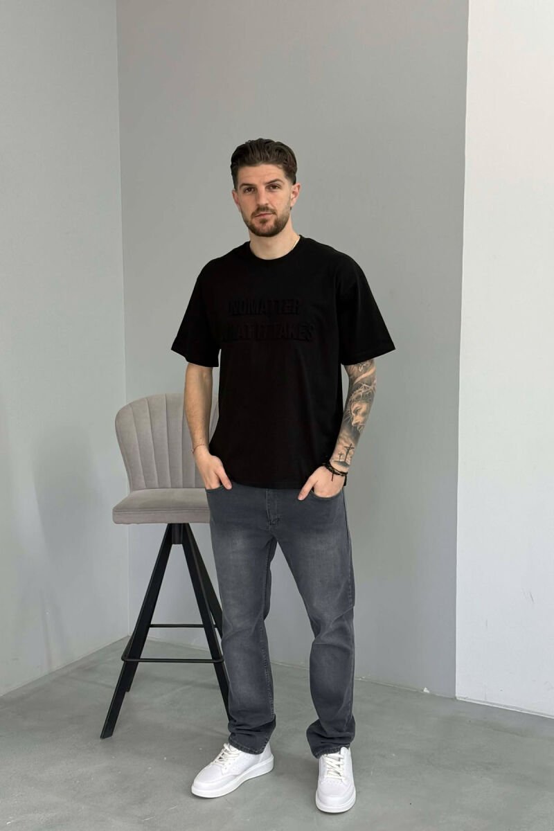 T-SHIRT ME SHKRIME PËR MESHKUJ NË NGJYRË TE ZEZE - 3
